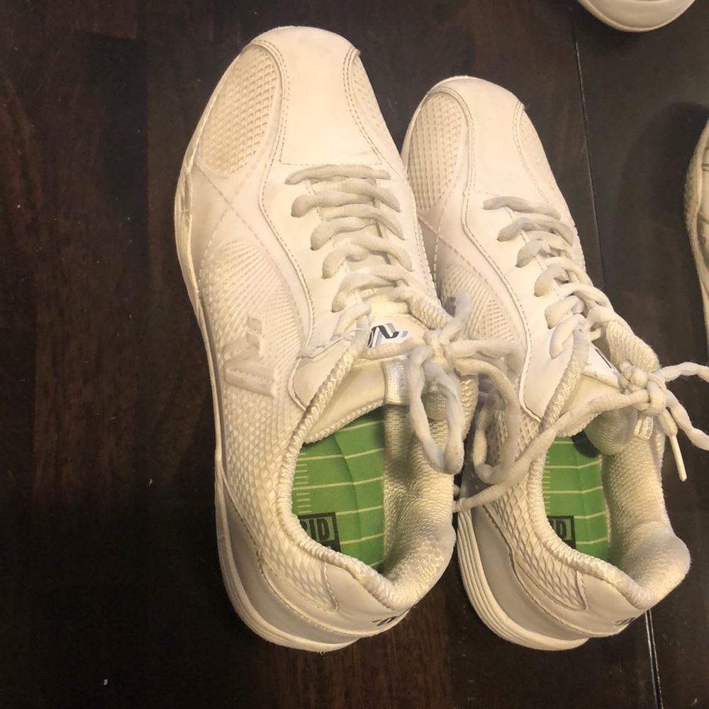 Cheer shoes